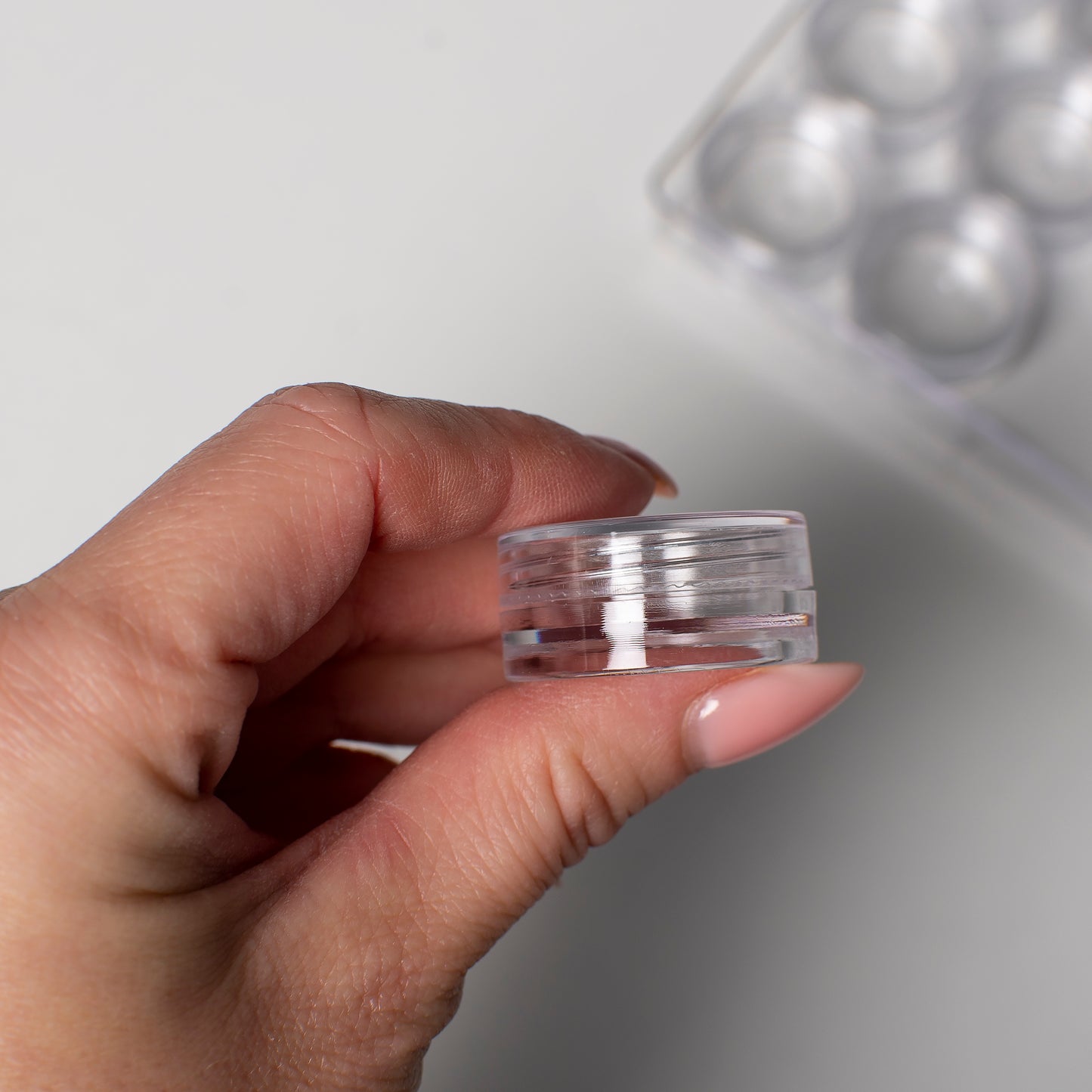 Plastic box with round screw-top jars - 12pcs., 19.5x9.5x2 cm