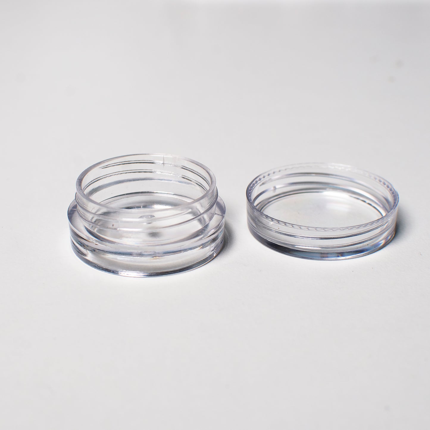 Plastic box with round screw-top jars - 12pcs., 19.5x9.5x2 cm