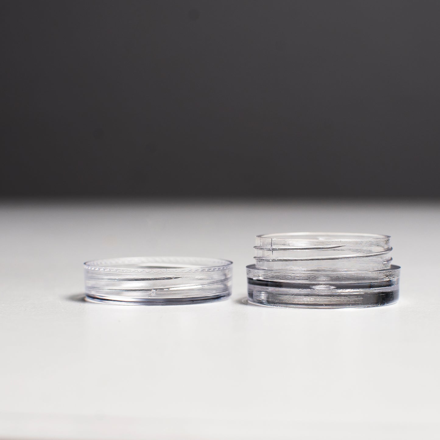 Plastic box with round screw-top jars - 12pcs., 19.5x9.5x2 cm